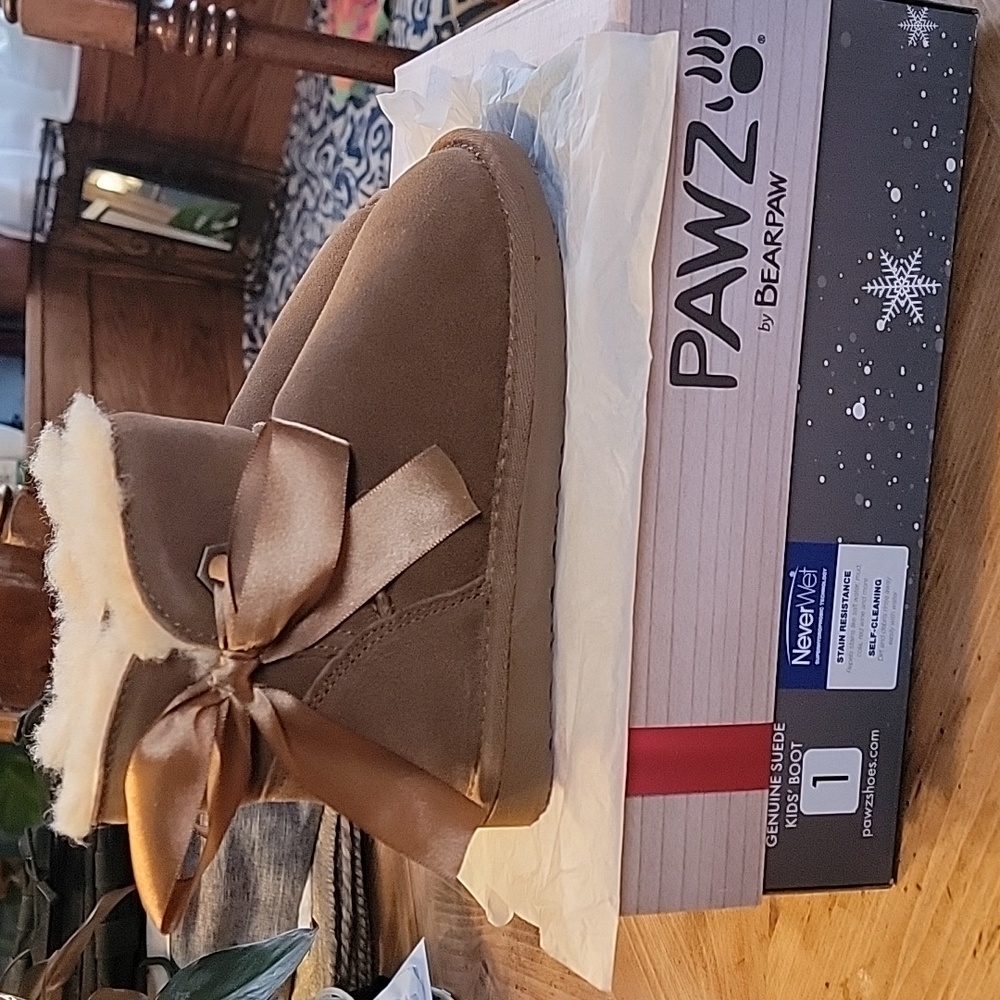 Amelia Youth boots by Bearpaw